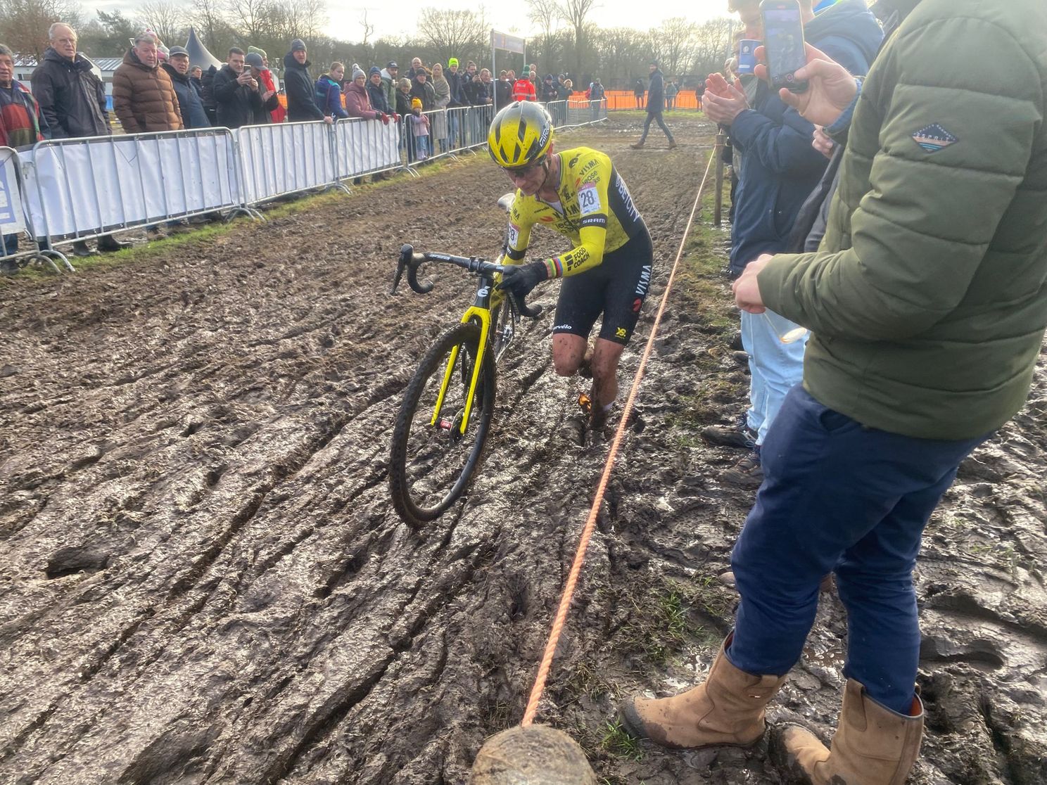 Marianne Vos naast podium op NK veldrijden: 'Het kaarsje ging bij mij uit'