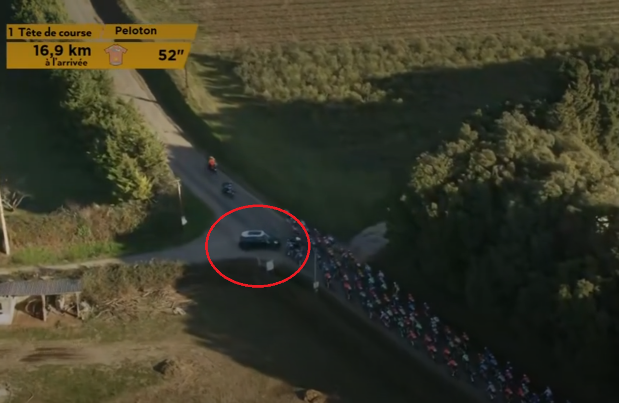 besseges auto op parcours etappe 2