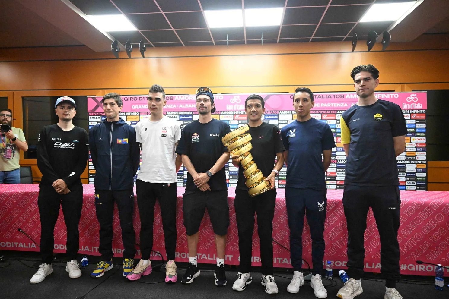 Primoz Roglic en Wout van Aert dollen aan vooravond van Giro d'Italia: 'Geen commentaar'