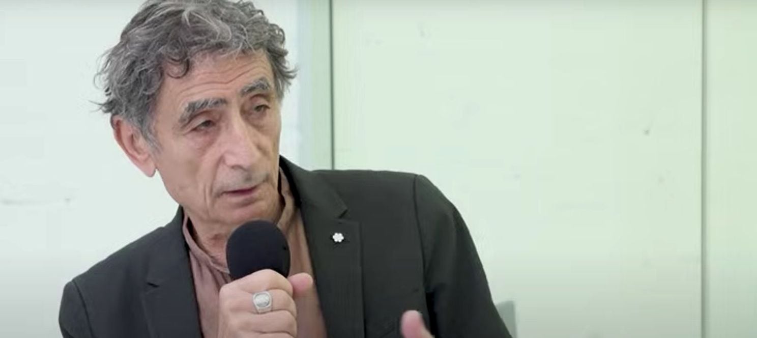 Gabor Maté doet oefening, podcaster wordt geraakt: 'Mijn moeder was ziek'