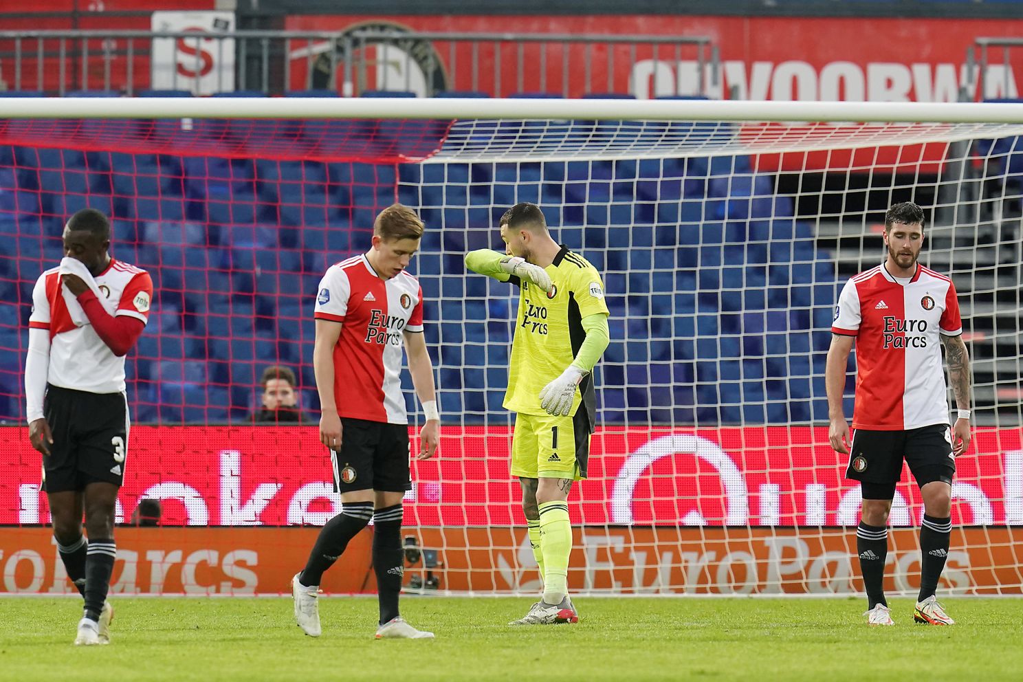 Matig Feyenoord helpt Ajax in het zadel en verliest Klassieker