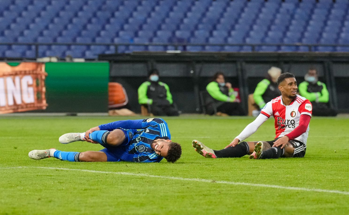 Matig Feyenoord helpt Ajax in het zadel en verliest Klassieker
