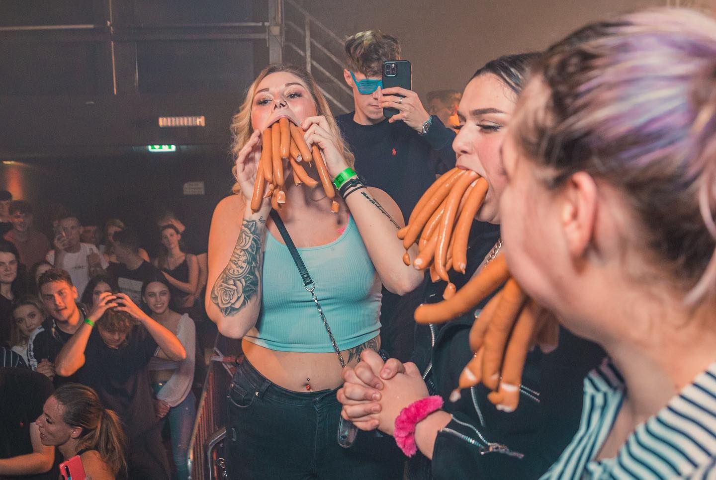 Ondertussen in een club in Duitsland: Toch handig zo'n spelletje