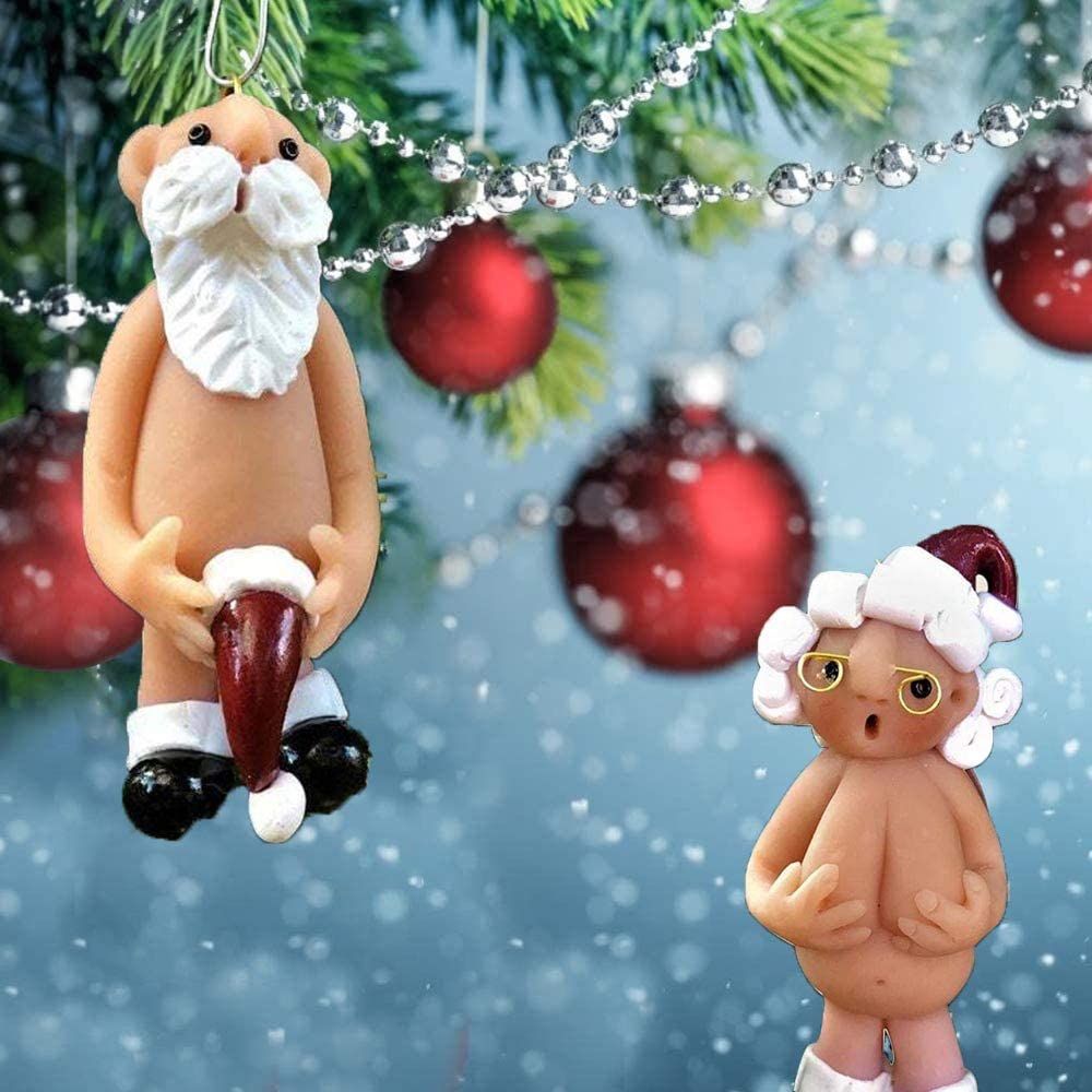 Hilarische en gewaagde kerstman en kerstvrouw voor in de kerstboom gaan viraal