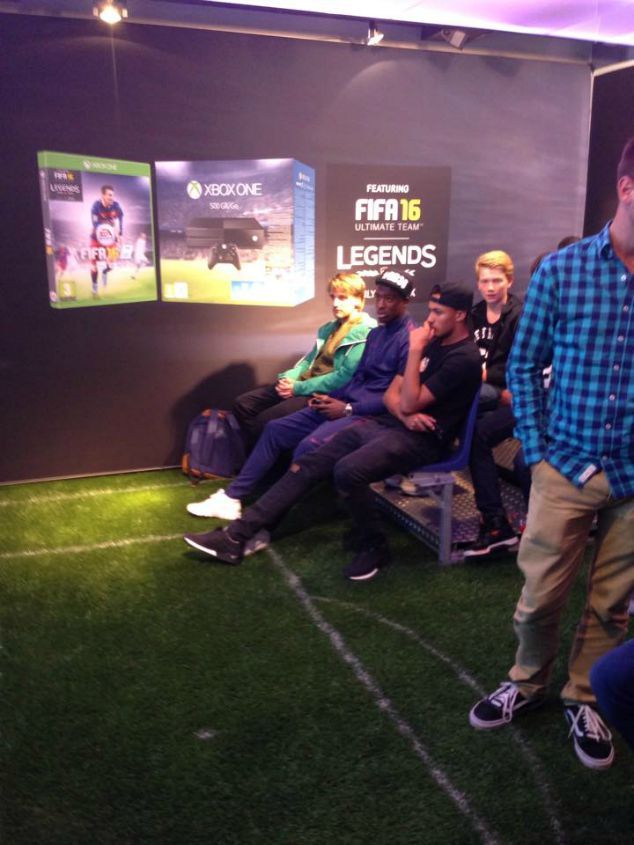 Ajax-spelers spelen FIFA16, Tete krijgt 'Jantje'