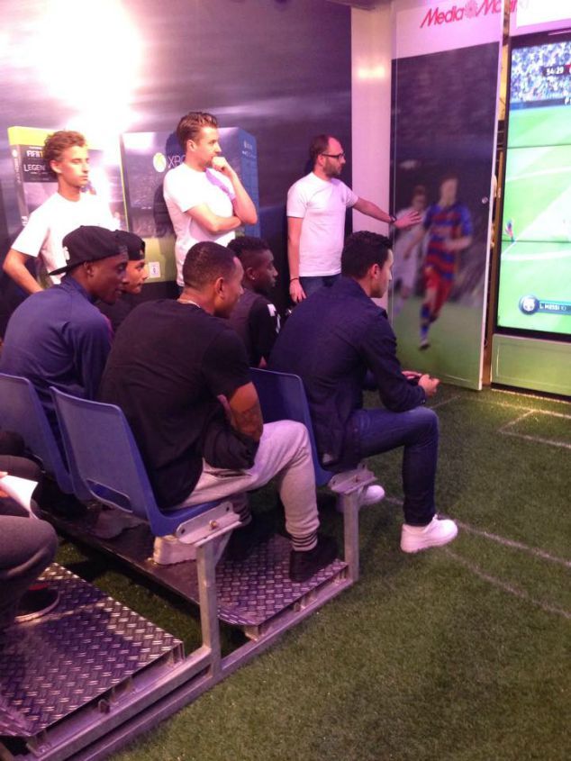 Ajax-spelers spelen FIFA16, Tete krijgt 'Jantje'