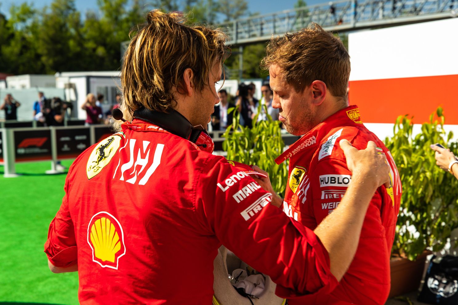 Achter de Pitbox | Familie Ricciardo strooit met middelvingers in Spaanse paddock