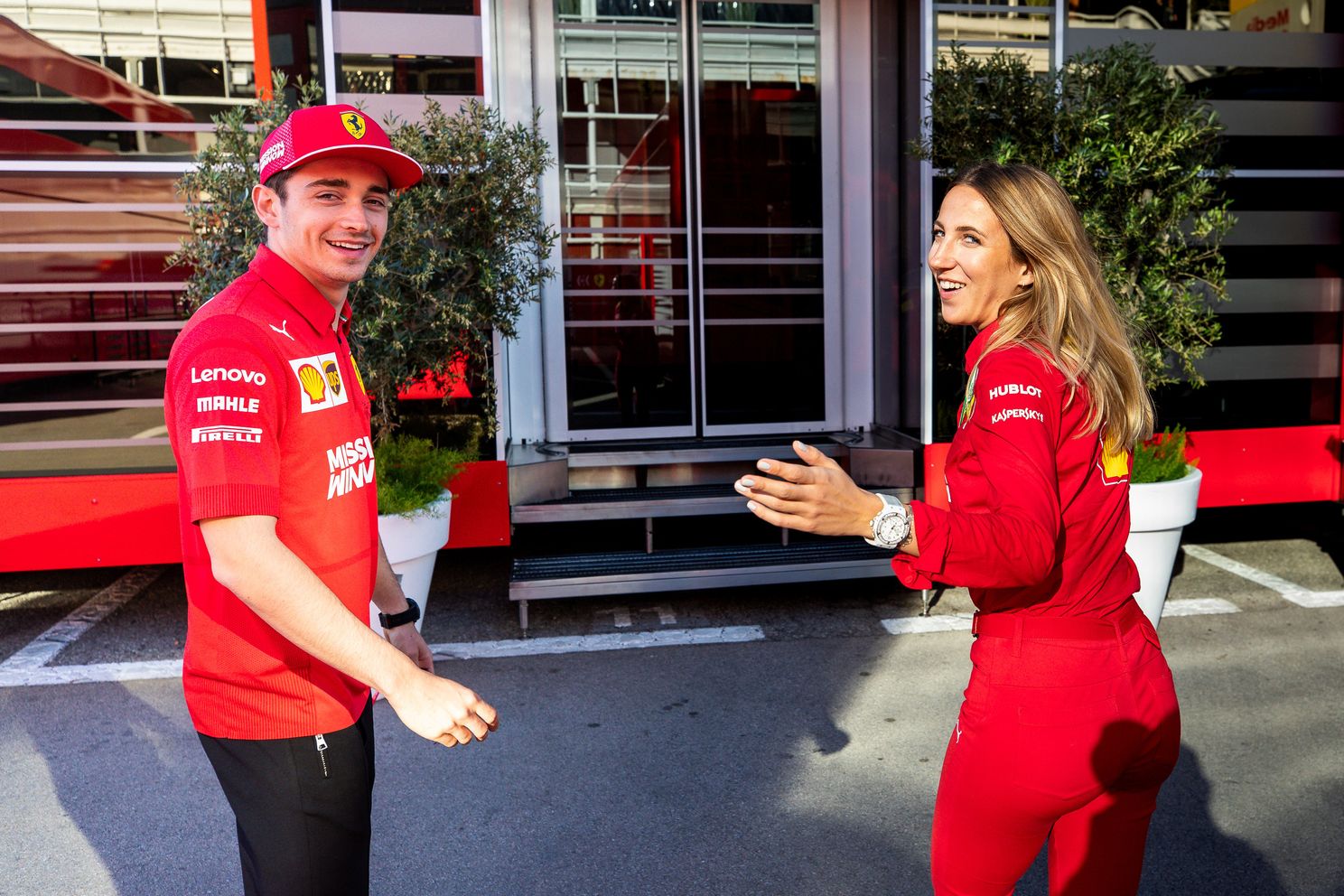Achter de Pitbox | Familie Ricciardo strooit met middelvingers in Spaanse paddock