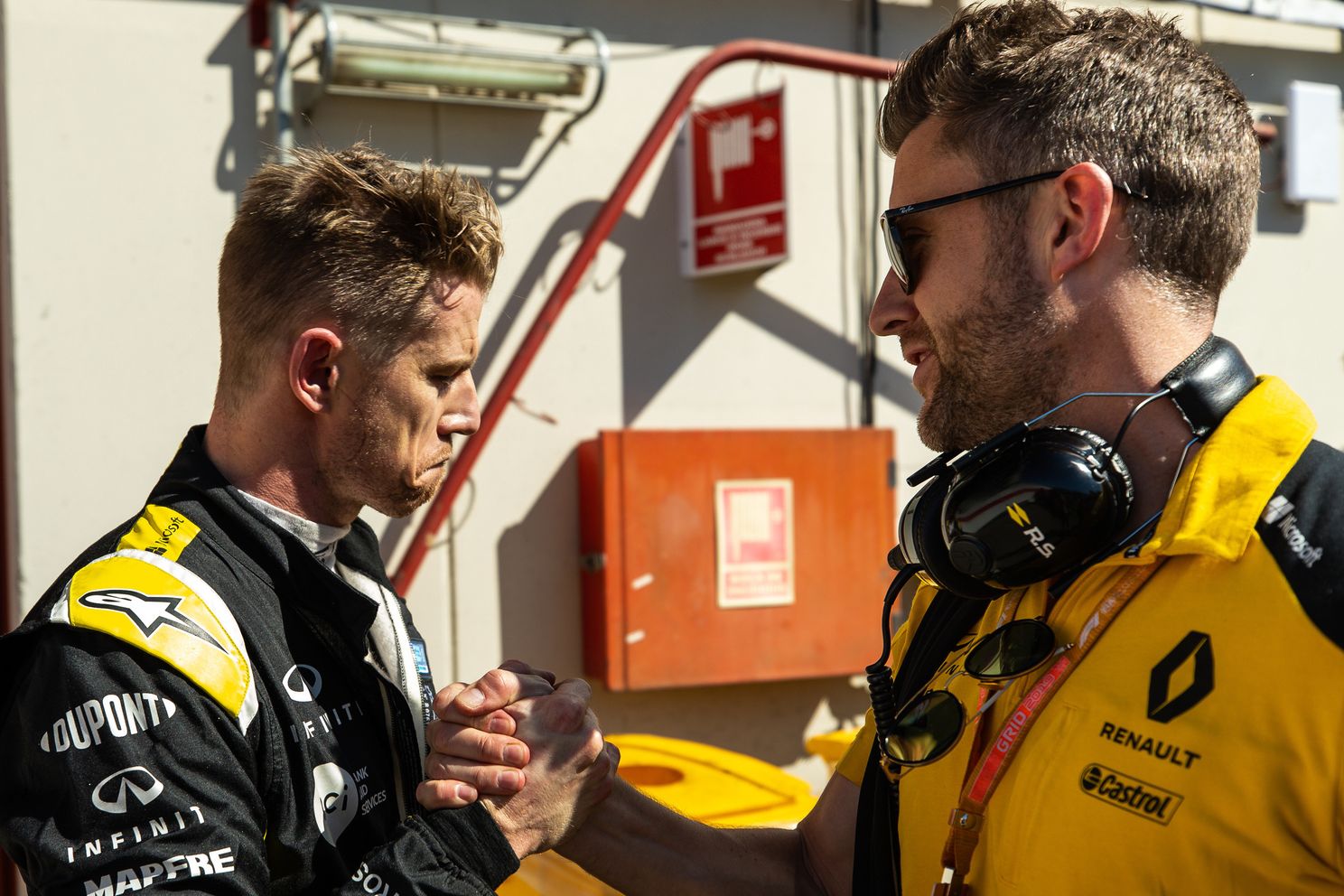 Achter de Pitbox | Familie Ricciardo strooit met middelvingers in Spaanse paddock