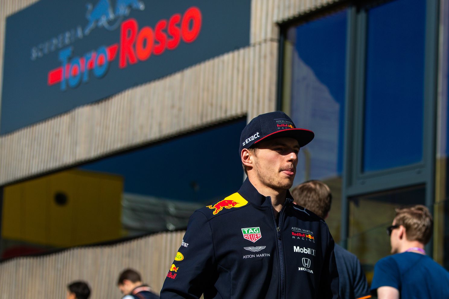 Achter de Pitbox | Familie Ricciardo strooit met middelvingers in Spaanse paddock
