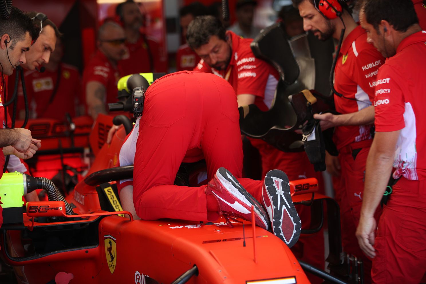 Achter de Pitbox | Frustratie bij Gasly, Verstappen showt vriendin