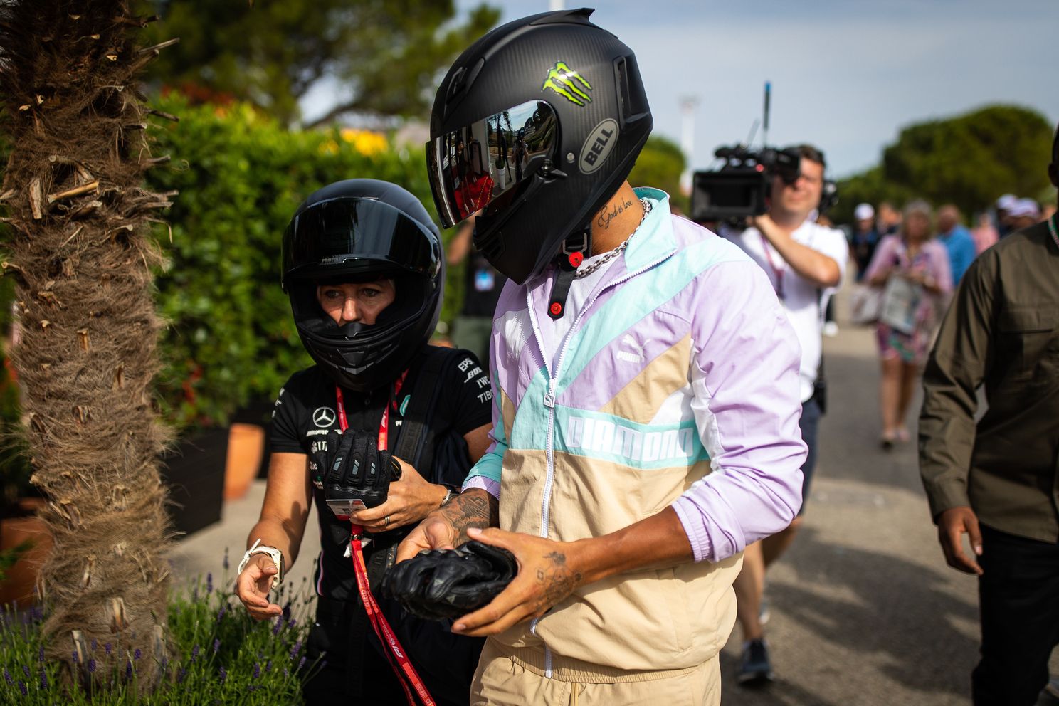 Achter de Pitbox | Frustratie bij Gasly, Verstappen showt vriendin