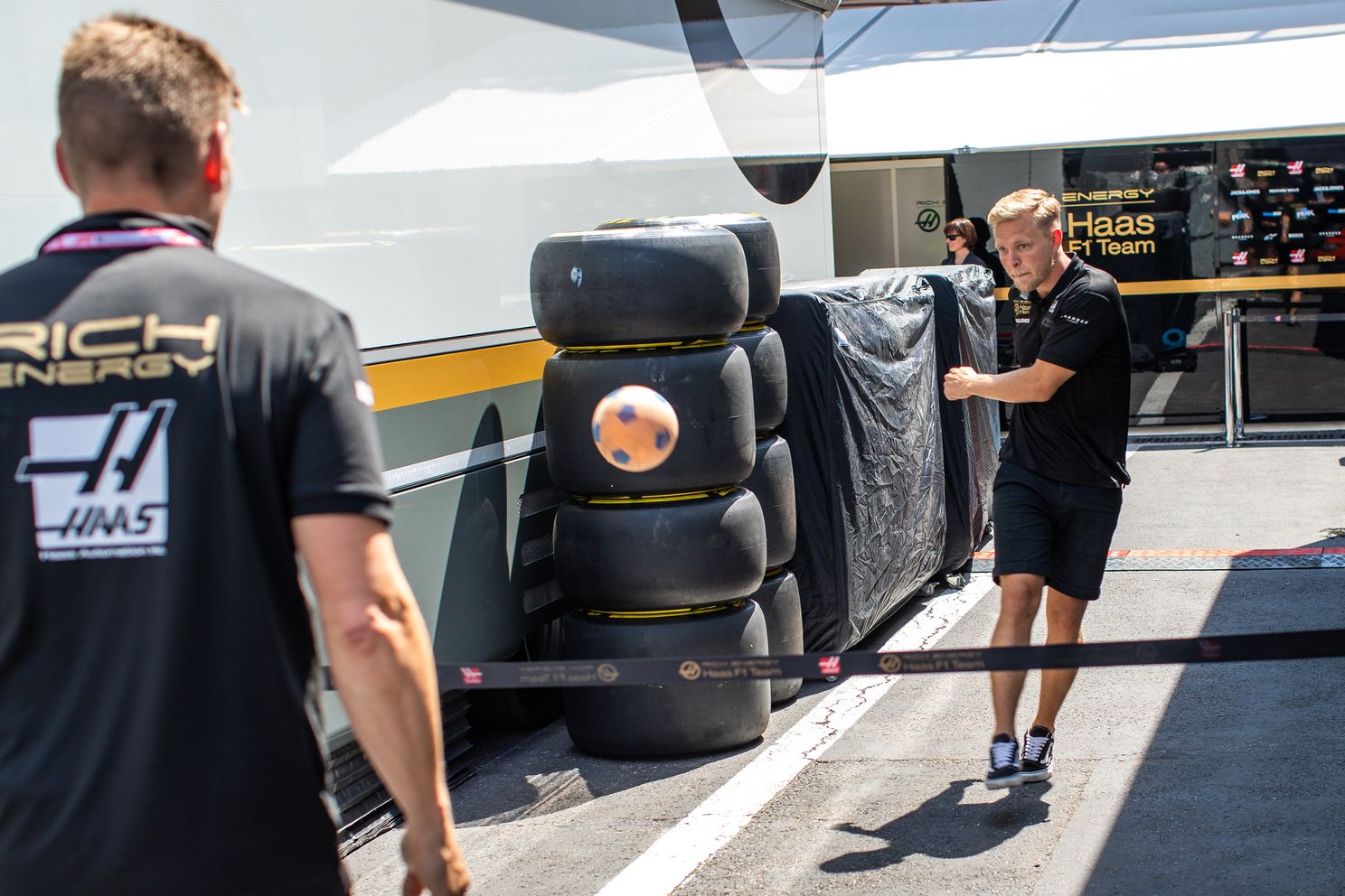 Achter de Pitbox | Frustratie bij Gasly, Verstappen showt vriendin