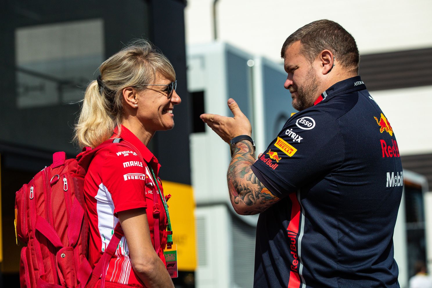 Achter de Pitbox | Frustratie bij Gasly, Verstappen showt vriendin