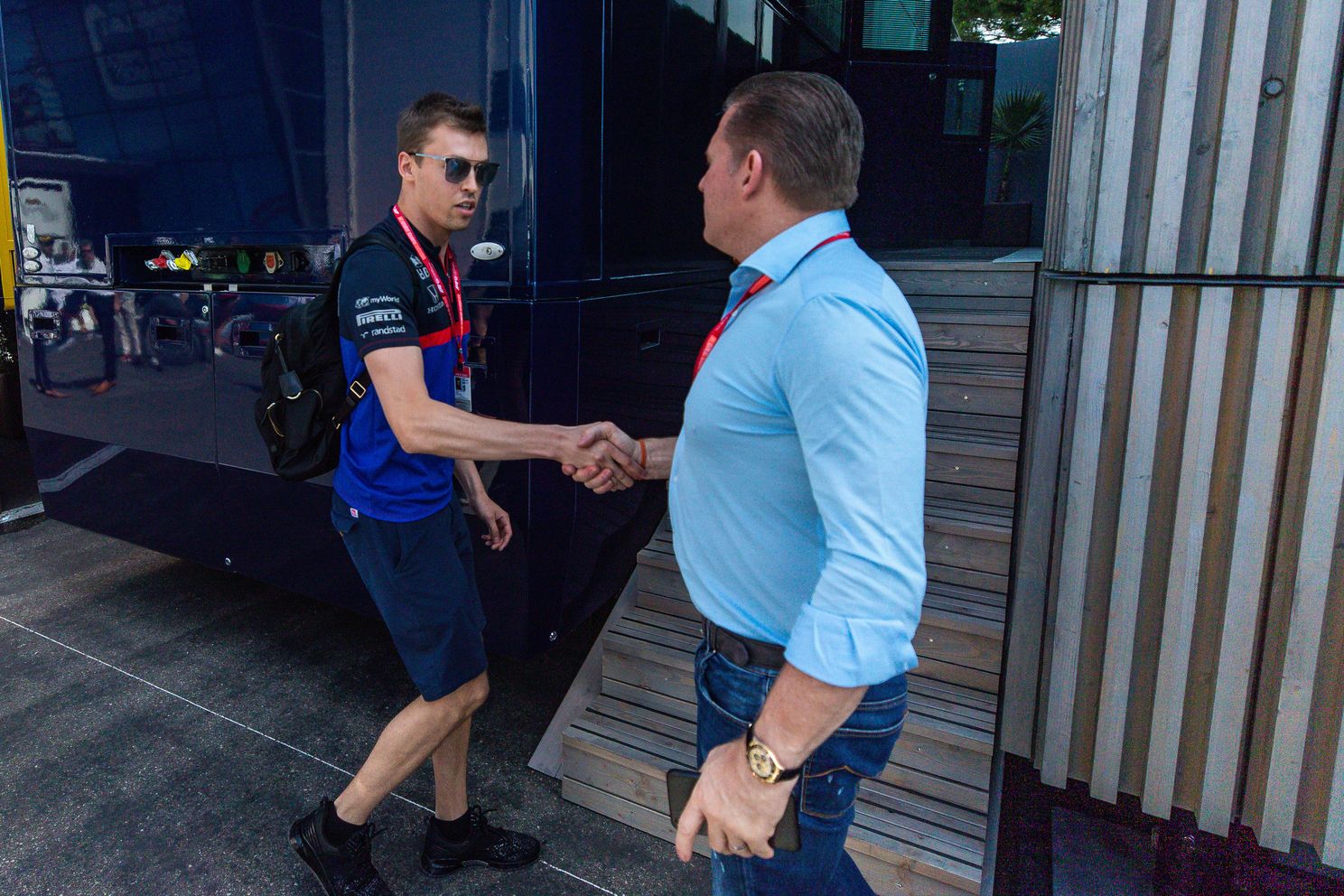 Achter de Pitbox | Frustratie bij Gasly, Verstappen showt vriendin