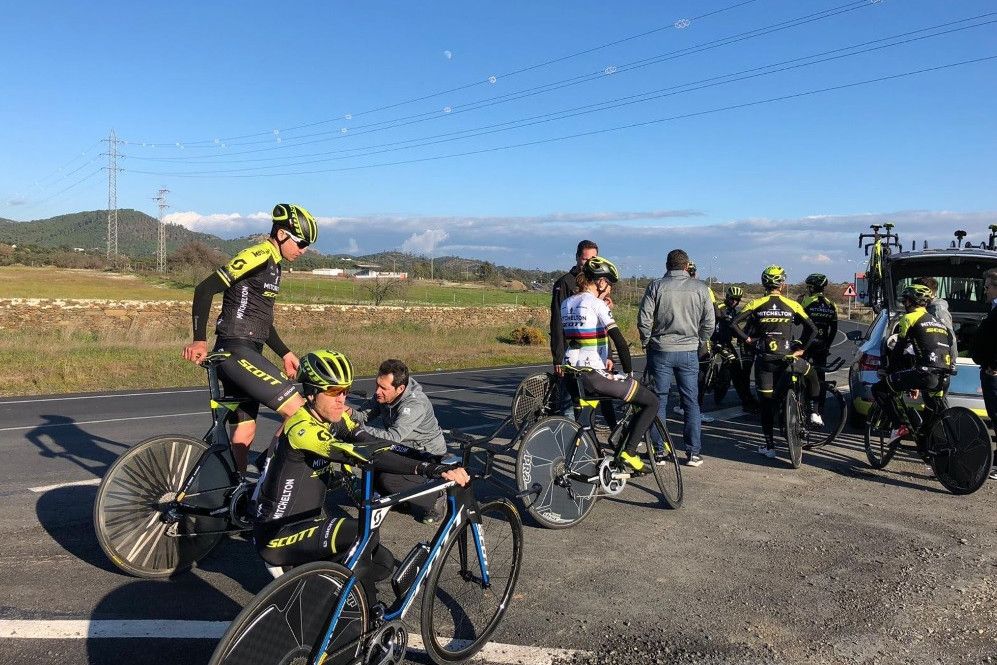 Gespot op Strava: Van Vleuten lost, lijdt en lacht bij mannen van Mitchelton-Scott