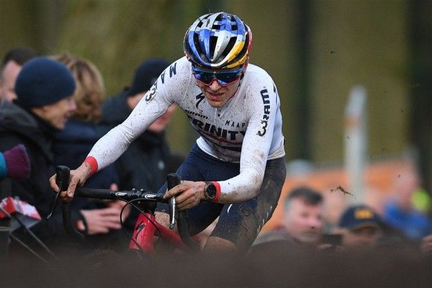 Van der Poel vermoedelijk gewoon op WK veldrijden: 'Afmelding is niet aan de orde'