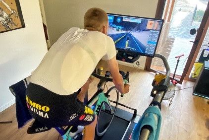 Gespot op Strava: Koning Indoor troeft Van Aert en Bol af in koersloos april