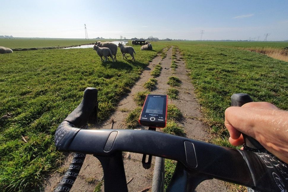Gespot op Strava: Koning Indoor troeft Van Aert en Bol af in koersloos april