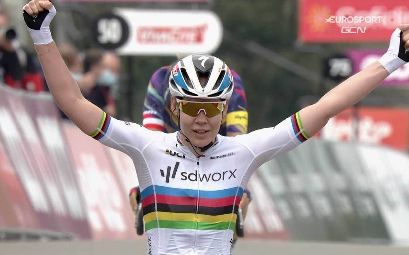 Van der Breggen looft Vollering na zevende zege in Huy: 'Zegt veel over haar toekomst'