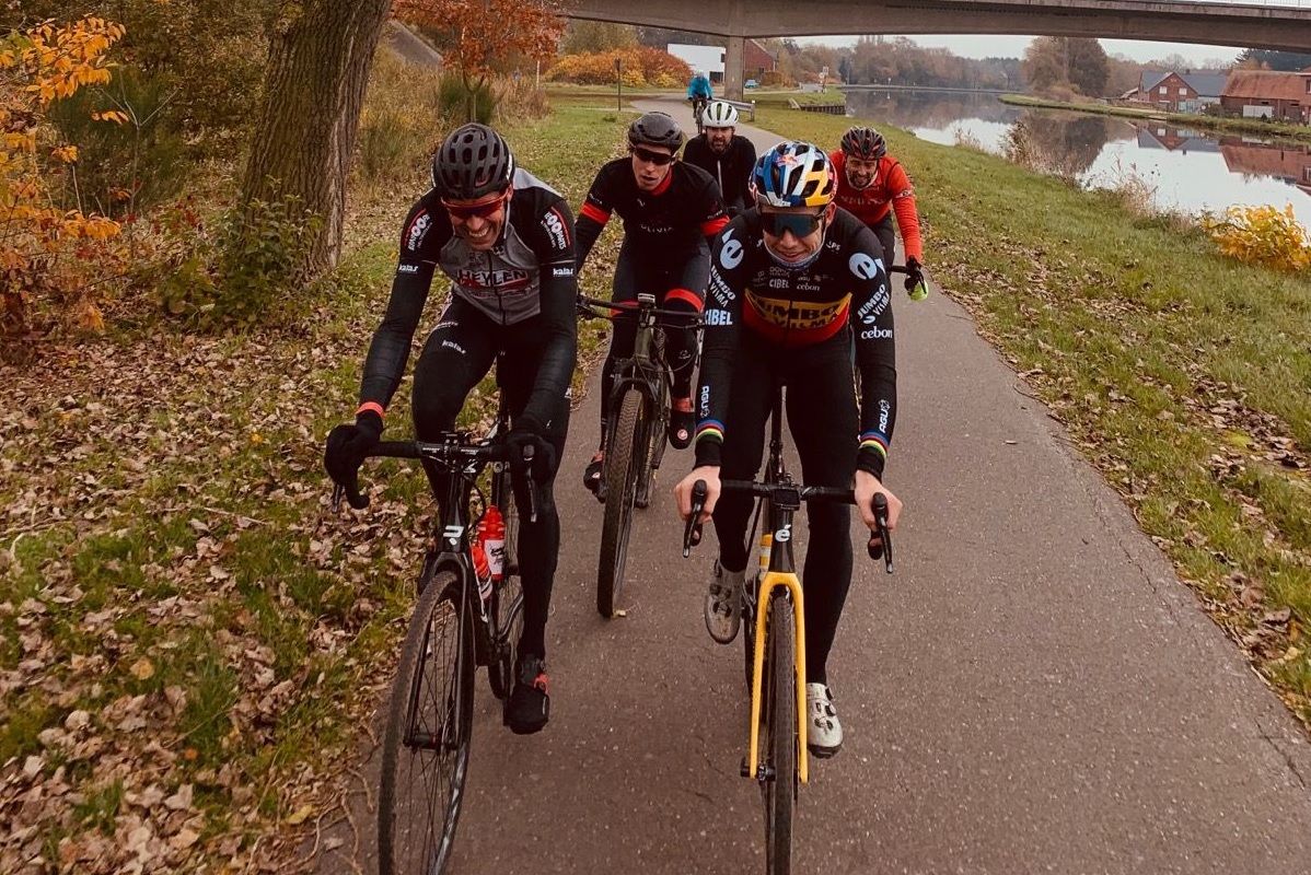 Gespot op Strava: Van Aert is klaar met loopjes naar de bakker, er moet weer getraind worden!