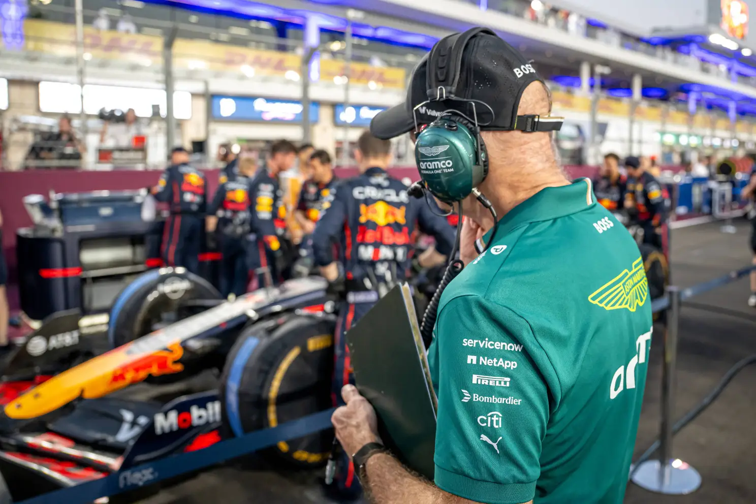 In beeld: Adrian Newey inspecteert auto Max Verstappen in Qatar | GP33