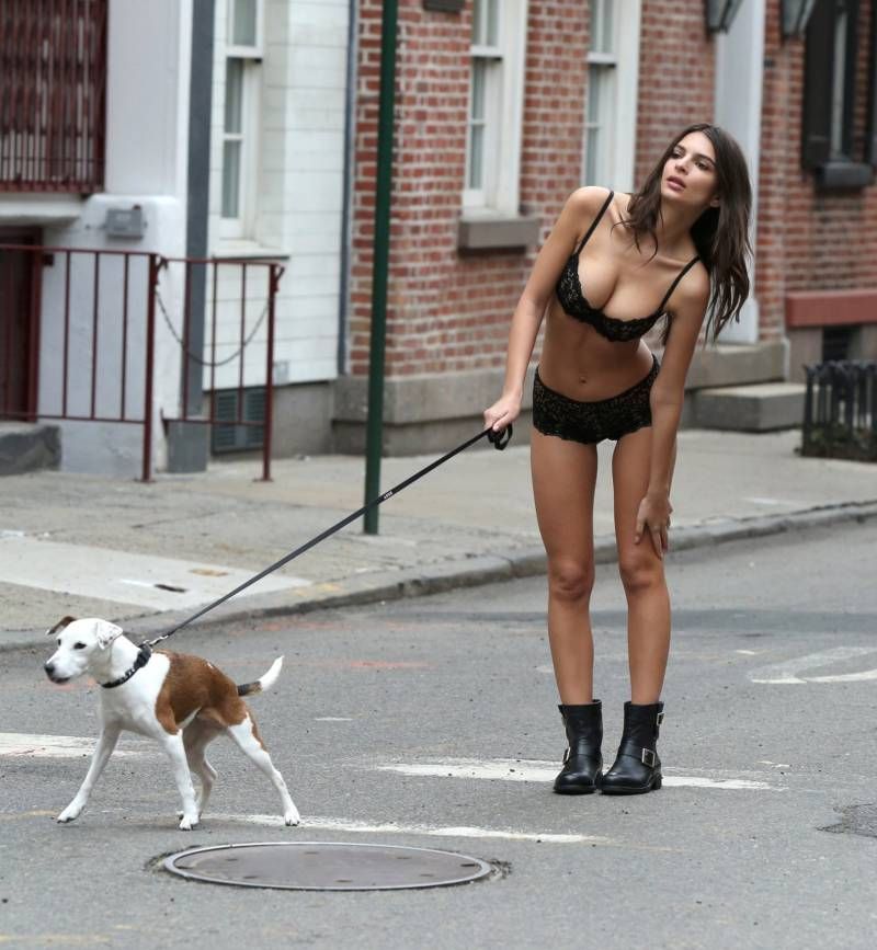 Emily Ratajkowski schiet voor DKNY lingerie in New York