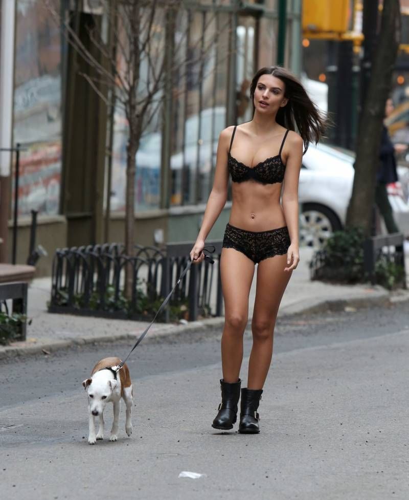 Emily Ratajkowski schiet voor DKNY lingerie in New York