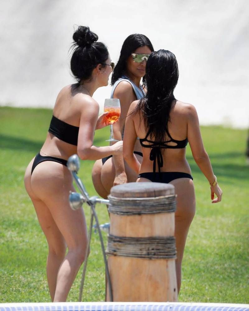 Onbewerkte foto’s van de bolle bips van Kim Kardashian nader bekeken