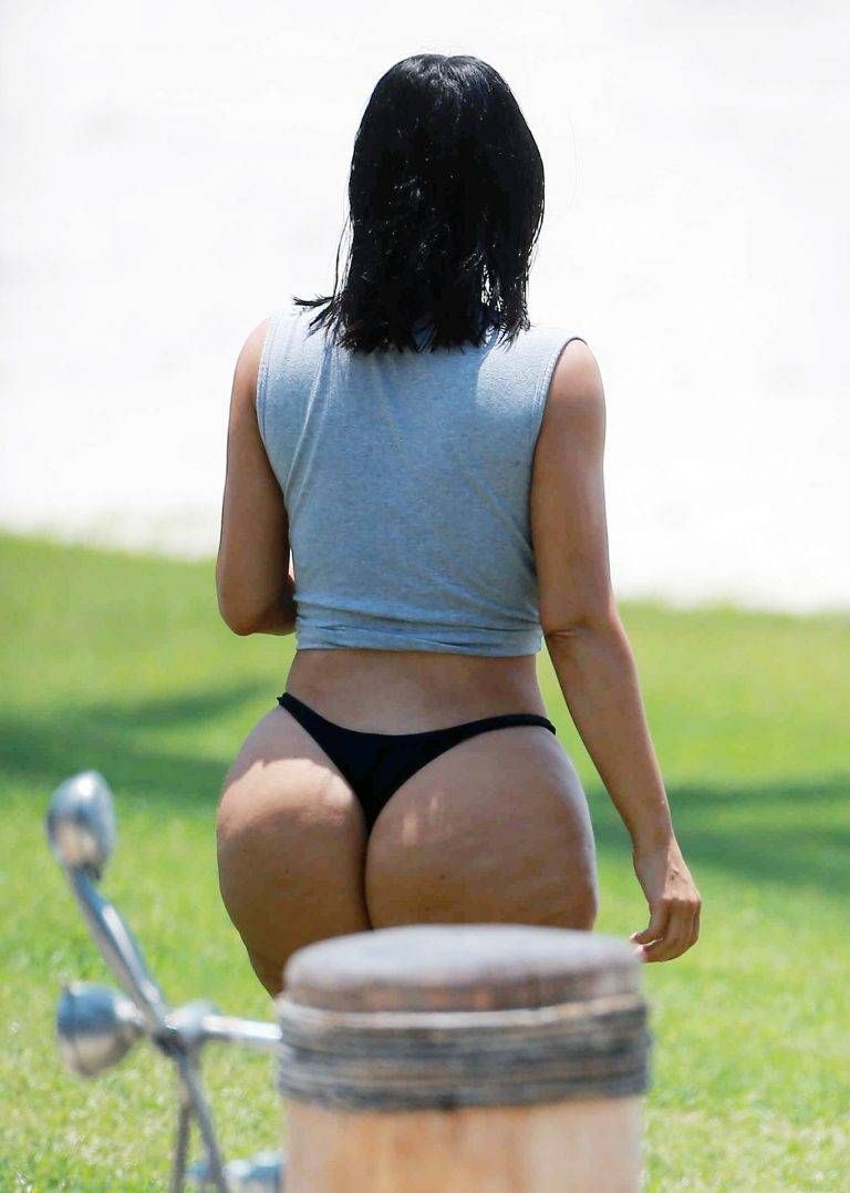 Onbewerkte foto’s van de bolle bips van Kim Kardashian nader bekeken