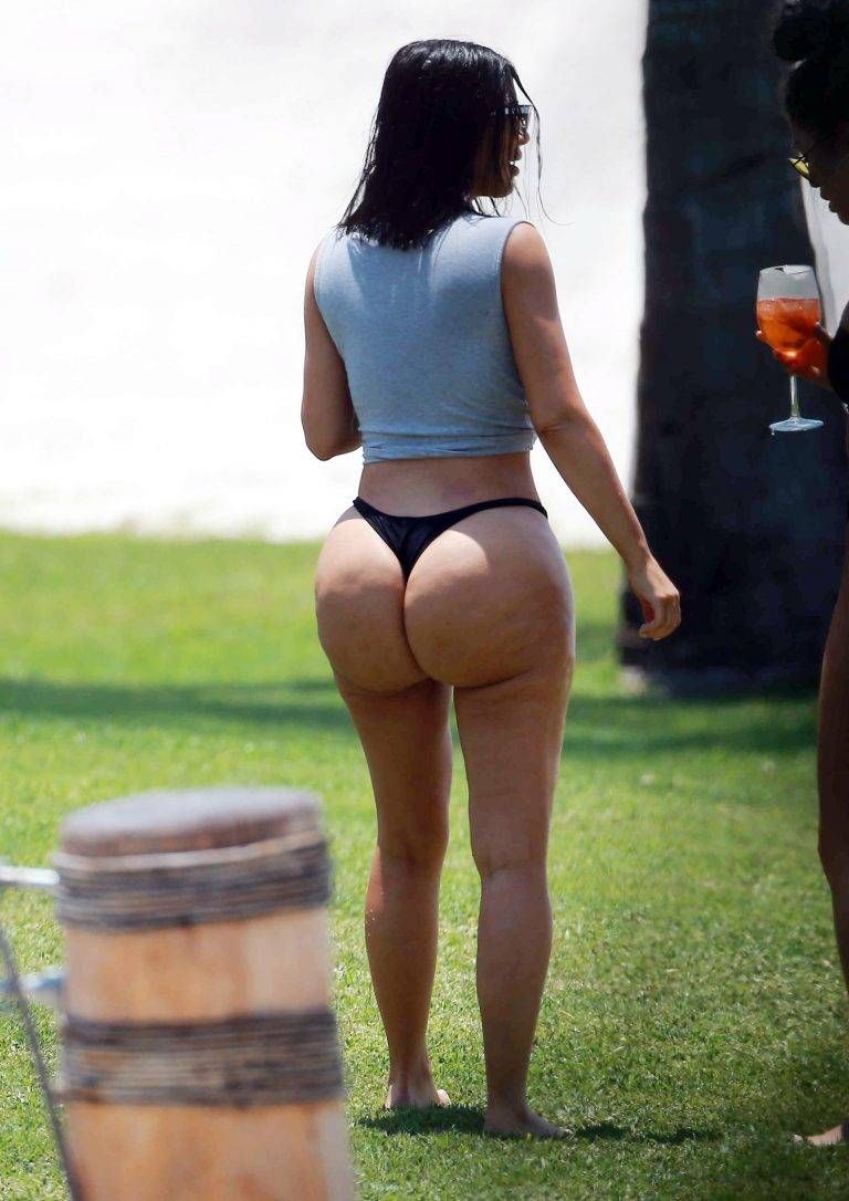 Onbewerkte foto’s van de bolle bips van Kim Kardashian nader bekeken
