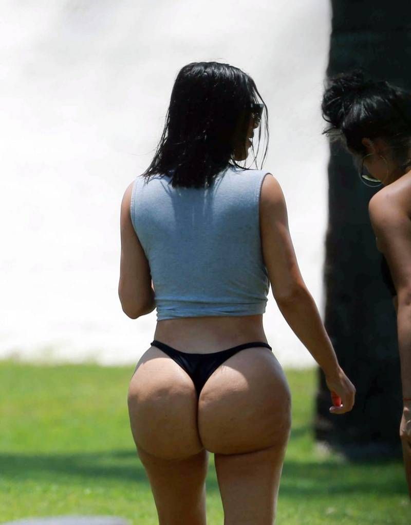Onbewerkte foto’s van de bolle bips van Kim Kardashian nader bekeken