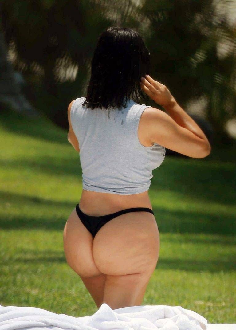 Onbewerkte foto’s van de bolle bips van Kim Kardashian nader bekeken