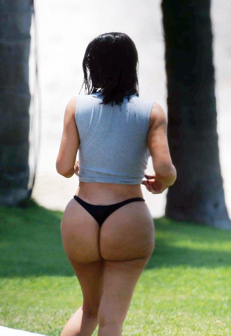 Onbewerkte foto’s van de bolle bips van Kim Kardashian nader bekeken