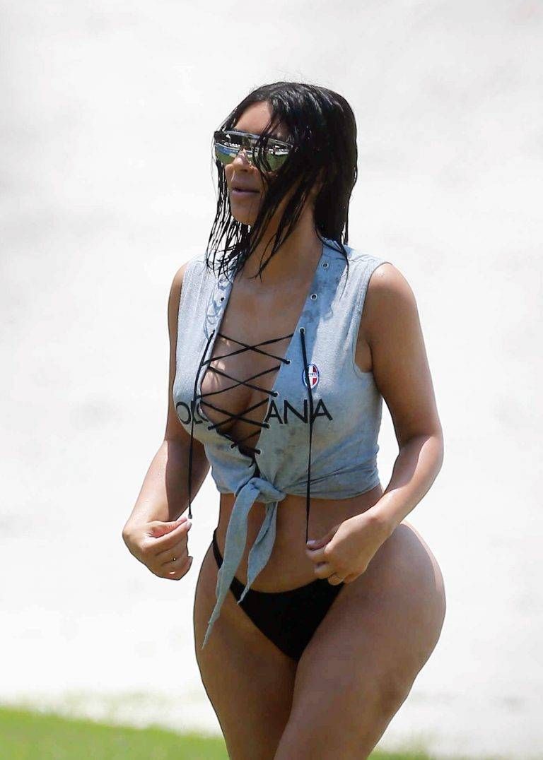 Onbewerkte foto’s van de bolle bips van Kim Kardashian nader bekeken