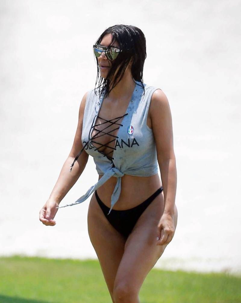 Onbewerkte foto’s van de bolle bips van Kim Kardashian nader bekeken
