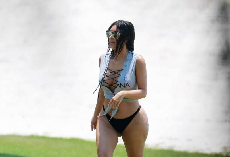 Onbewerkte foto’s van de bolle bips van Kim Kardashian nader bekeken