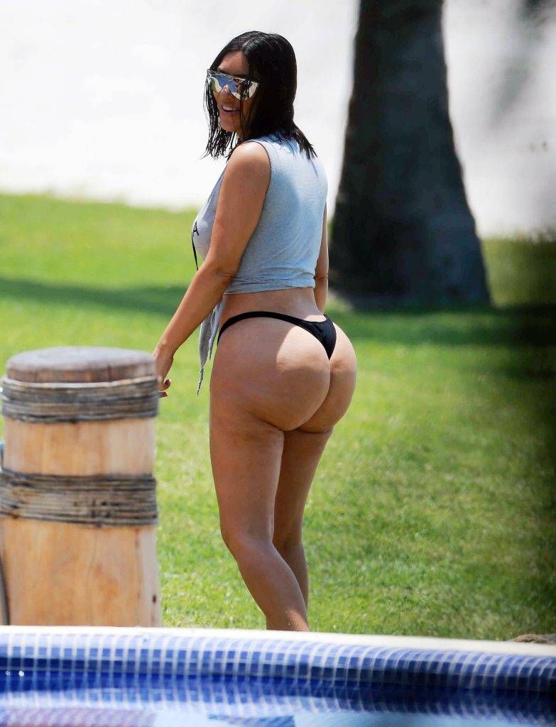 Onbewerkte foto’s van de bolle bips van Kim Kardashian nader bekeken