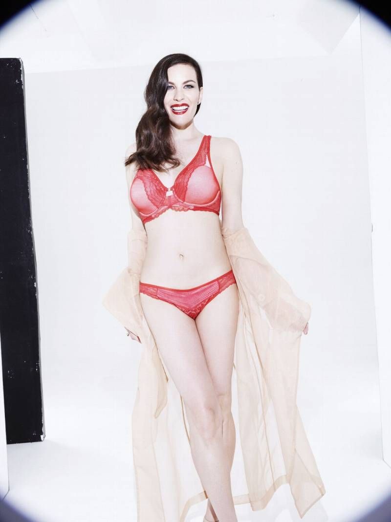 40-jarige Liv Tyler showt de nieuwe setjes van Triumph