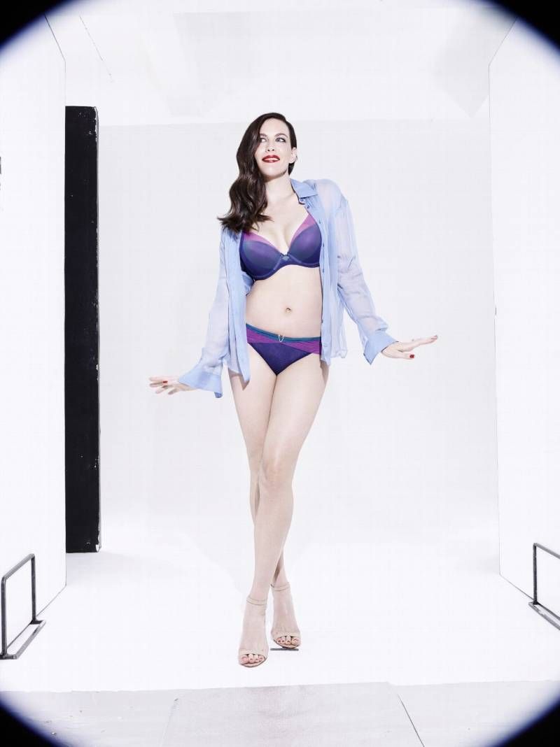 40-jarige Liv Tyler showt de nieuwe setjes van Triumph
