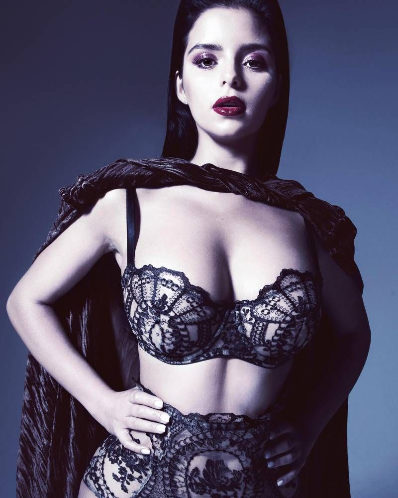 Demi Rose voor The Togfather