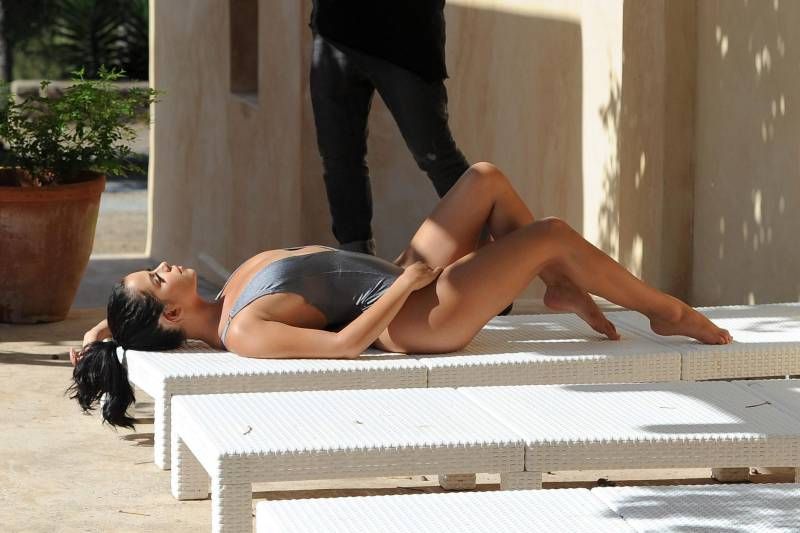 Sexy Demi Rose in lingerie en badkleding