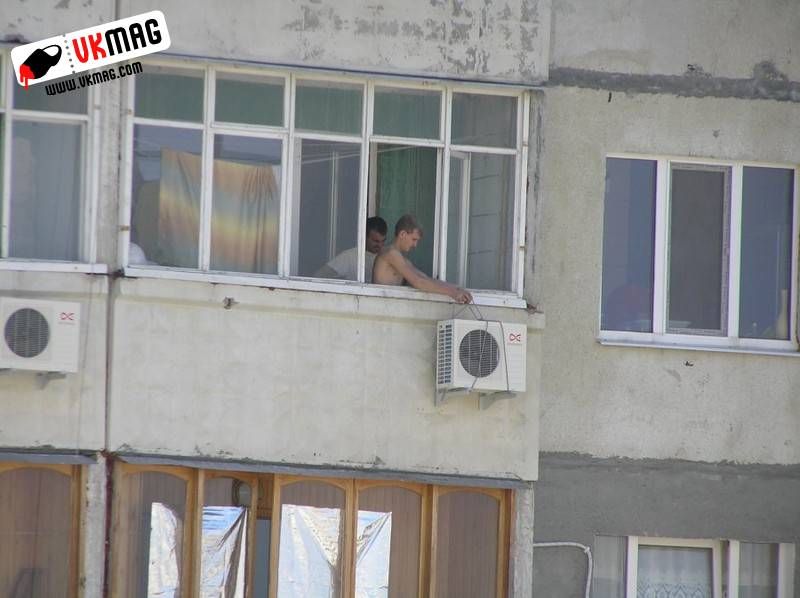 Handyman toont stalen ballen tijdens ophangen Airco