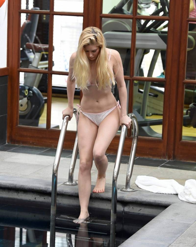 Sexy Heidi Montag neemt duikje in Londen