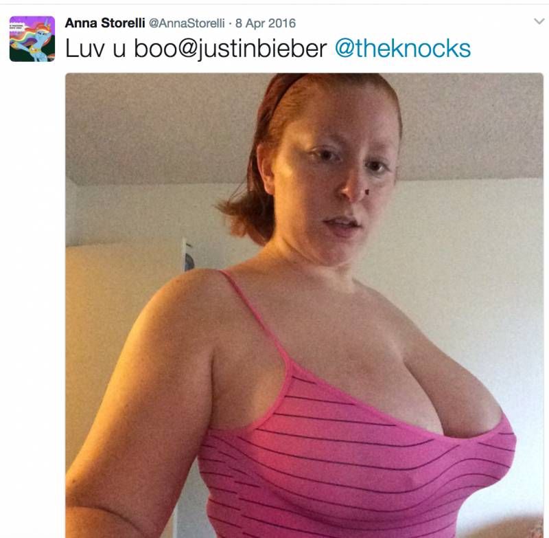 Hysterische vrouw in restaurant blijkt 18 + webcam dame Anna Storelli te zijn