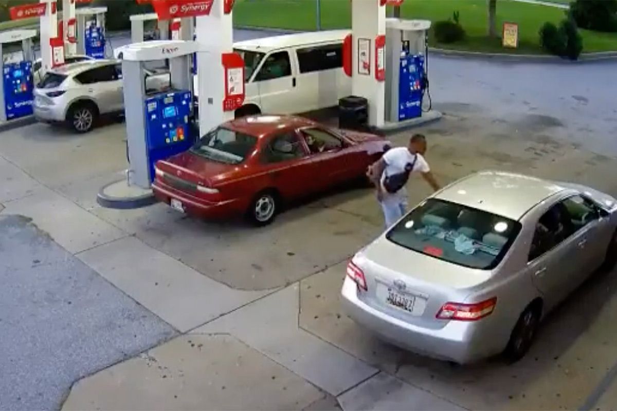 Man in Baltimore slaat vrouw in het gezicht, wordt neergeschoten