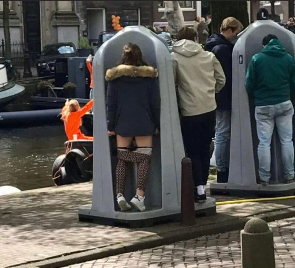 Уличные туалеты в Амстердаме