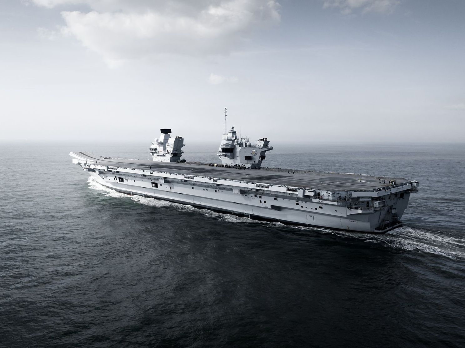Fotograaf maakt nog brutere drone beelden van vertrek vliegdekschip HMS