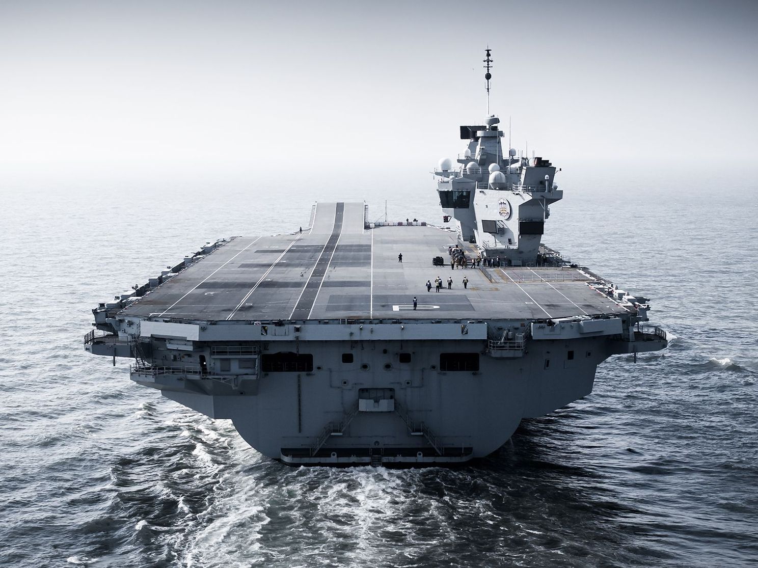Fotograaf maakt nog brutere drone beelden van vertrek vliegdekschip HMS