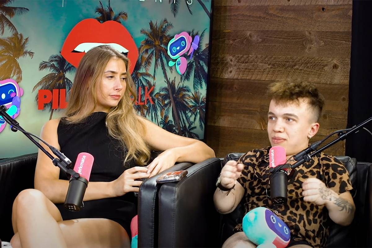 Tiny Smallz probeert Lily Phillips te versieren in Pillow Talk | VK